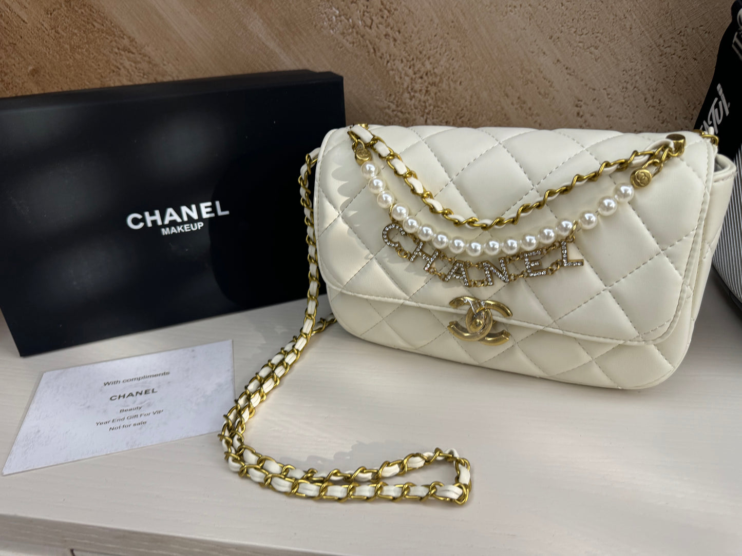Chanel gift vip perle colore panna