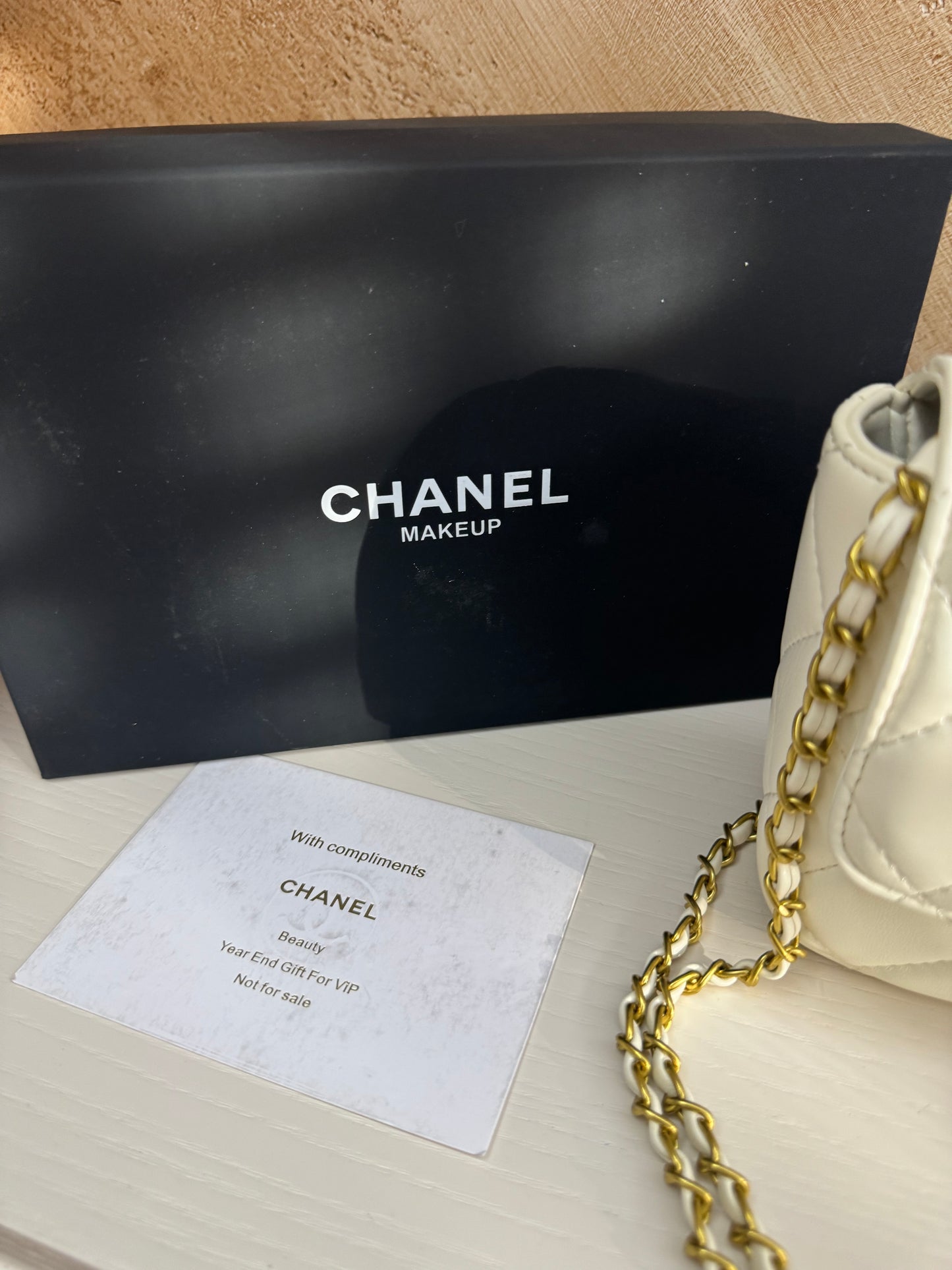 Chanel gift vip perle colore panna