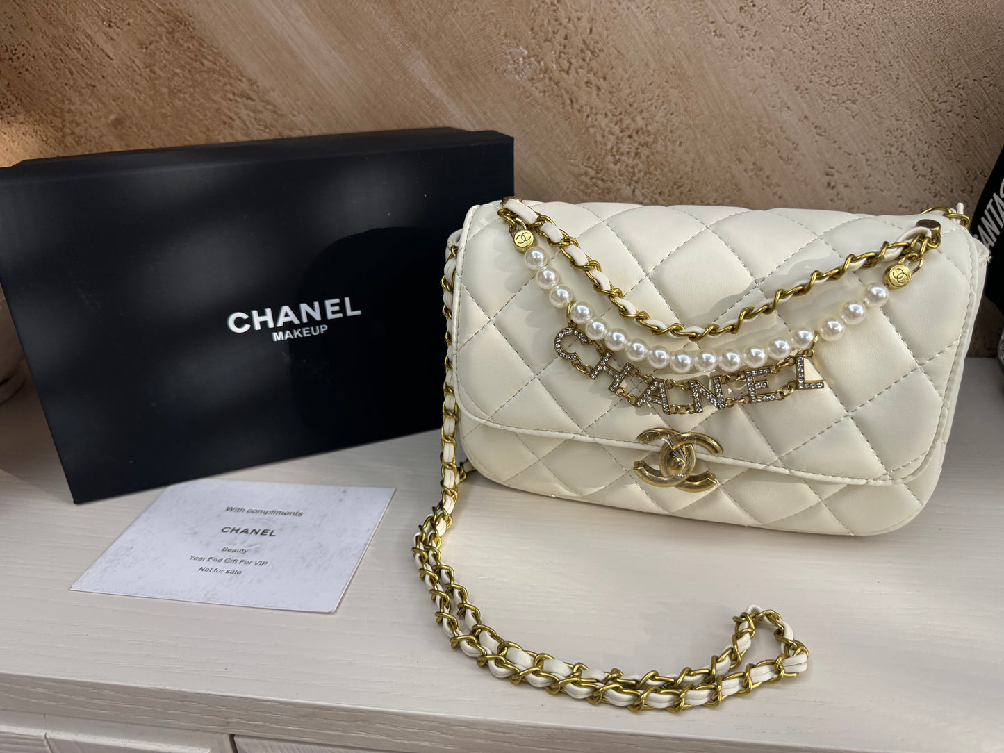 Chanel gift vip perle colore panna