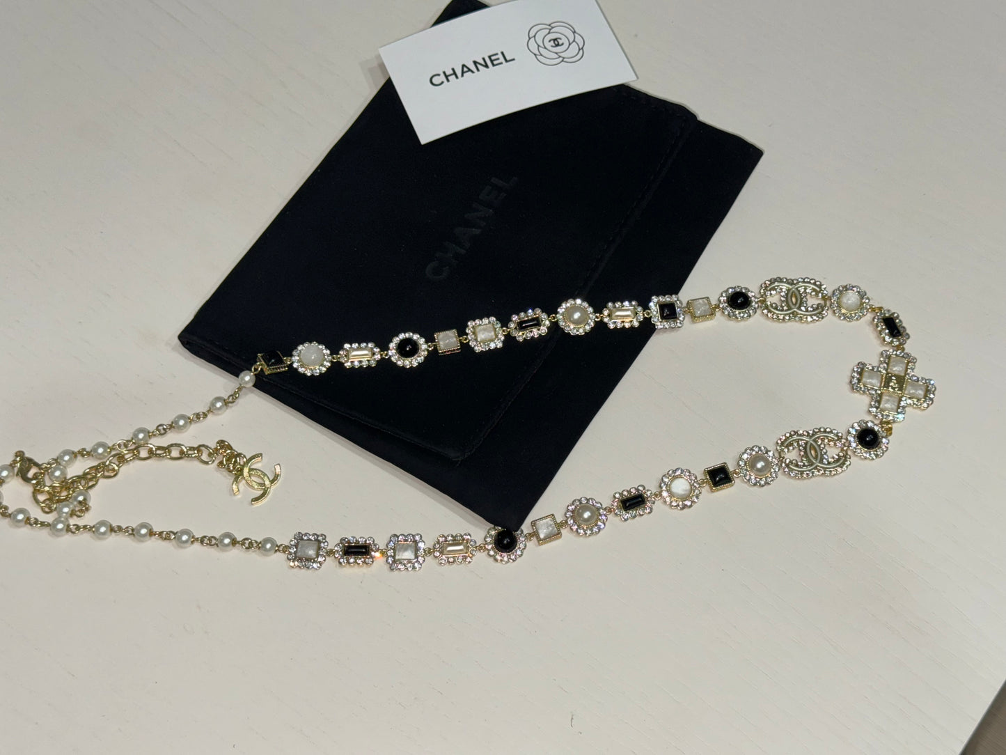 Chanel collana di perle bianche e nere